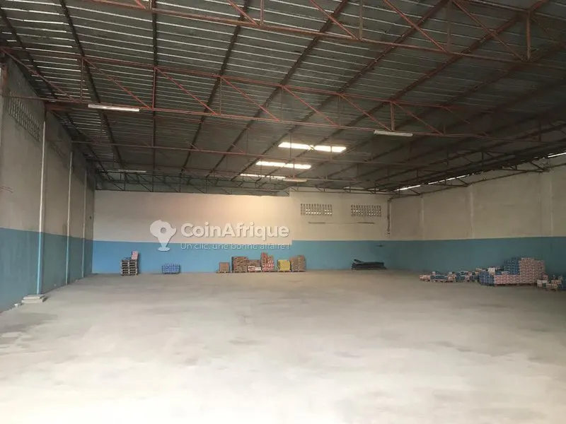 Entrepôt 1500 m² avec cour — Yopougon Zone Industrielle
