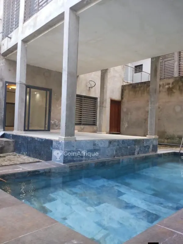 Villa duplex 8 pièces avec piscine — Cocody Angré Nouveau