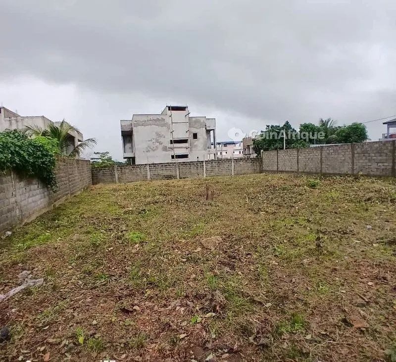 Terrain 700 m² clôturé — Bingerville Addoha