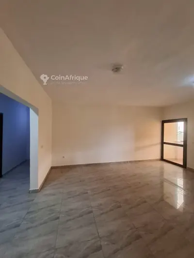 Appartement 4 pièces avec balcon et parking — Cocody-Angré CHU